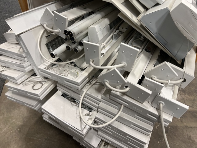 1440552-12 Parti med lysrörsarmaturer