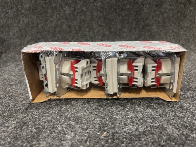 1440503-4 50 st  1-vägsuttag Elko