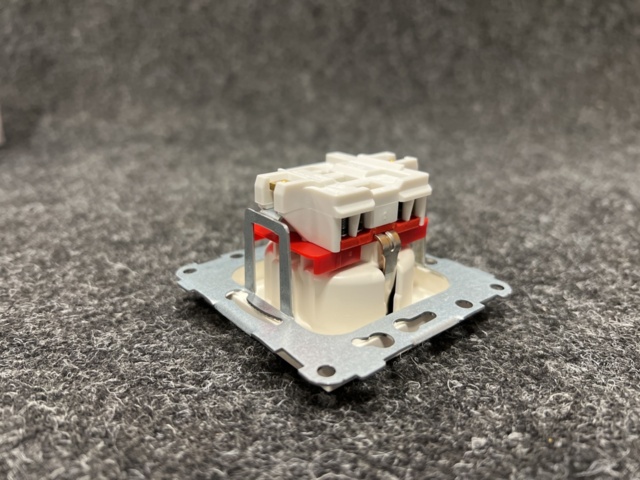 1440503-7 50 st  1-vägsuttag Elko