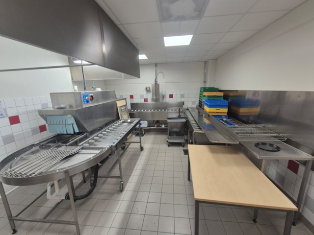 1407982-1 Wexiödisk WD-211E belt dishwasher with associated roller conveyor and washing station