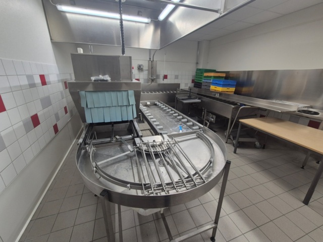 1407982-2 Wexiödisk WD-211E belt dishwasher with associated roller conveyor and washing station