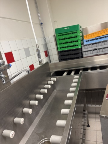 1407982-7 Wexiödisk WD-211E belt dishwasher with associated roller conveyor and washing station