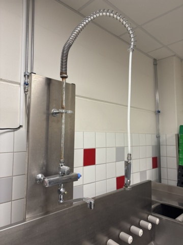 1407982-4 Wexiödisk WD-211E belt dishwasher with associated roller conveyor and washing station