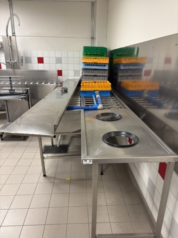 1407982-9 Wexiödisk WD-211E belt dishwasher with associated roller conveyor and washing station