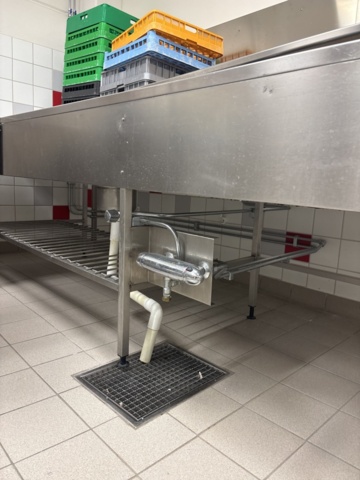 1407982-11 Wexiödisk WD-211E belt dishwasher with associated roller conveyor and washing station