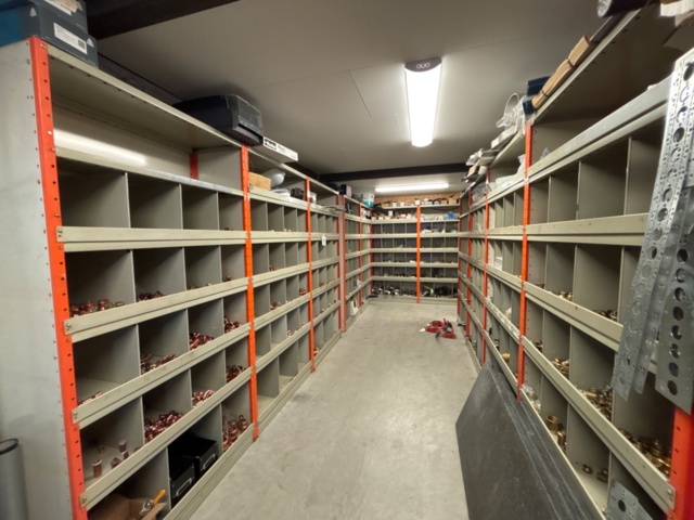 1388813-1 Large plumbing warehouse, storage shelves, trolleys according to the pictures
