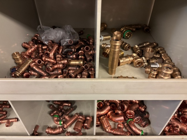 1388813-3 Large plumbing warehouse, storage shelves, trolleys according to the pictures