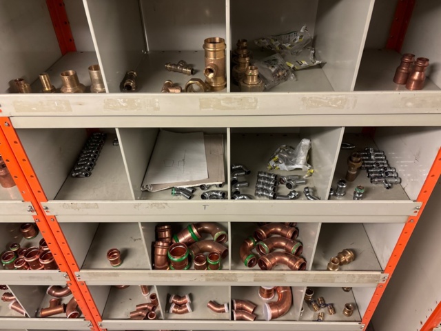 1388813-8 Large plumbing warehouse, storage shelves, trolleys according to the pictures