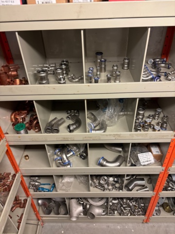 1388813-14 Large plumbing warehouse, storage shelves, trolleys according to the pictures
