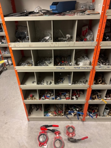 1388813-24 Large plumbing warehouse, storage shelves, trolleys according to the pictures