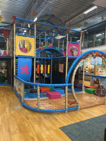 1427480-6 Lekland med hinderbana och rutschkanor - SPI Global Play