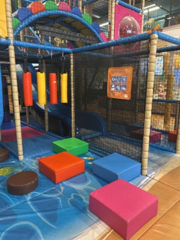 1427480-9 Lekland med hinderbana och rutschkanor - SPI Global Play