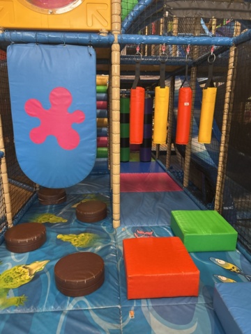 1427480-10 Lekland med hinderbana och rutschkanor - SPI Global Play