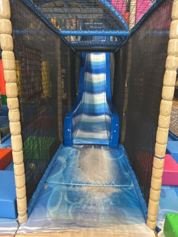 1427480-11 Lekland med hinderbana och rutschkanor - SPI Global Play