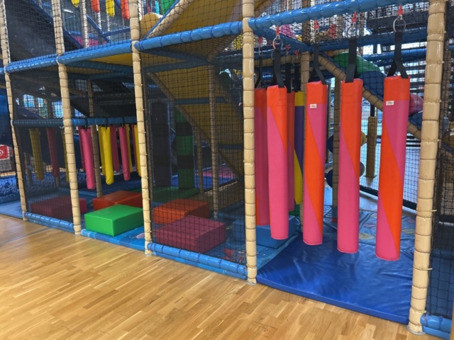 1427480-18 Lekland med hinderbana och rutschkanor - SPI Global Play