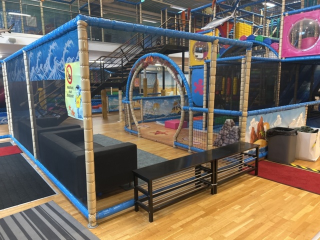 1427480-23 Lekland med hinderbana och rutschkanor - SPI Global Play