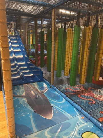 1427480-24 Lekland med hinderbana och rutschkanor - SPI Global Play