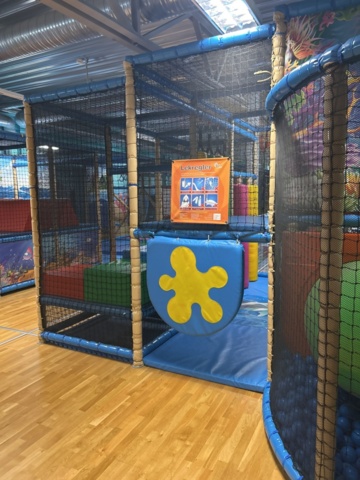 1427480-28 Lekland med hinderbana och rutschkanor - SPI Global Play