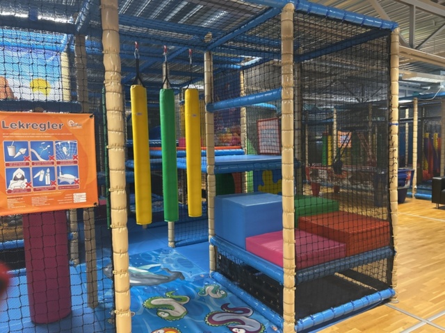 1427480-29 Lekland med hinderbana och rutschkanor - SPI Global Play