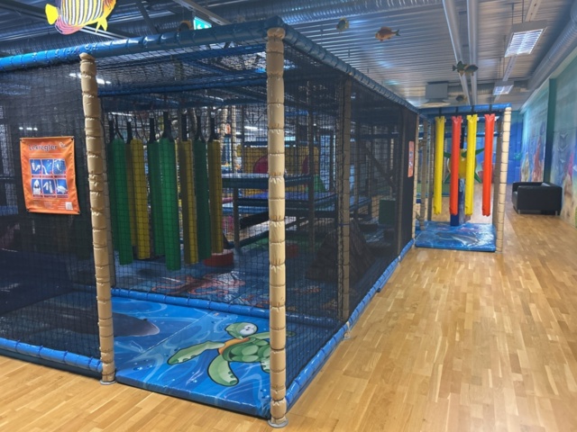 1427480-31 Lekland med hinderbana och rutschkanor - SPI Global Play