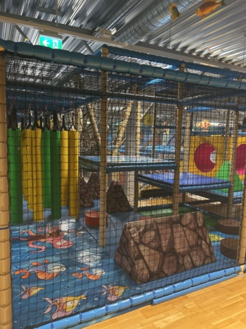 1427480-32 Lekland med hinderbana och rutschkanor - SPI Global Play