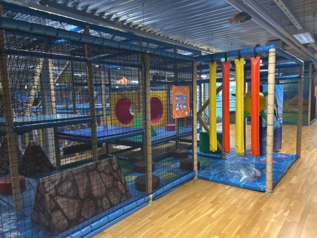 1427480-33 Lekland med hinderbana och rutschkanor - SPI Global Play