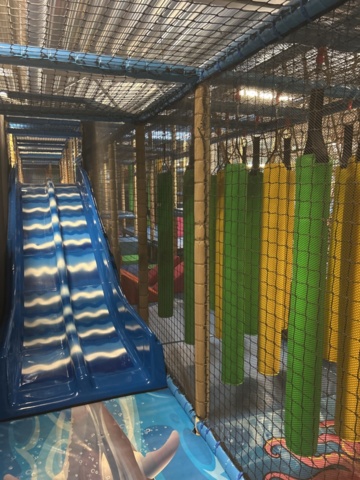 1427480-34 Lekland med hinderbana och rutschkanor - SPI Global Play