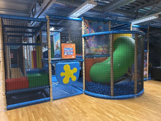 1427480-35 Lekland med hinderbana och rutschkanor - SPI Global Play