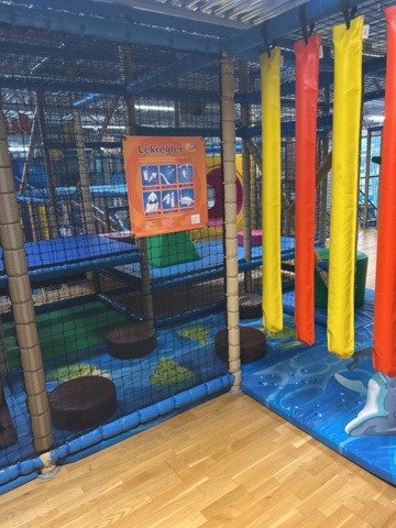 1427480-36 Lekland med hinderbana och rutschkanor - SPI Global Play