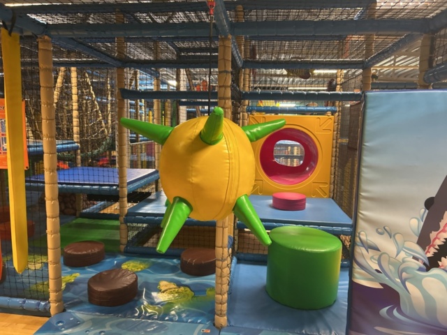 1427480-38 Lekland med hinderbana och rutschkanor - SPI Global Play