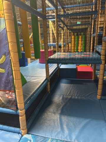 1427480-40 Lekland med hinderbana och rutschkanor - SPI Global Play