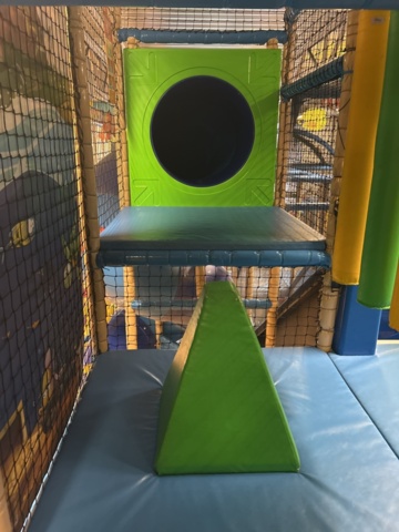 1427480-43 Lekland med hinderbana och rutschkanor - SPI Global Play