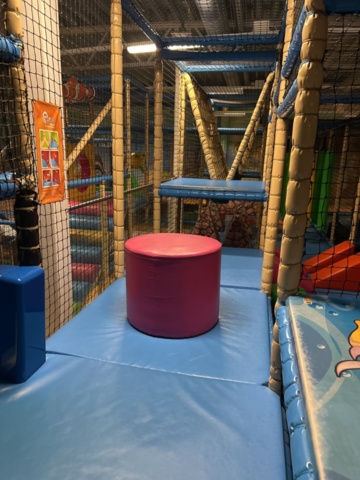 1427480-44 Lekland med hinderbana och rutschkanor - SPI Global Play