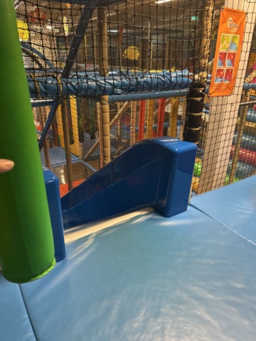 1427480-45 Lekland med hinderbana och rutschkanor - SPI Global Play