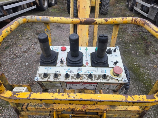 1055154-6 Bomlift med arbetskorg - Haulotte HA26PX -2002 - UPPDATERAD MED BILDER