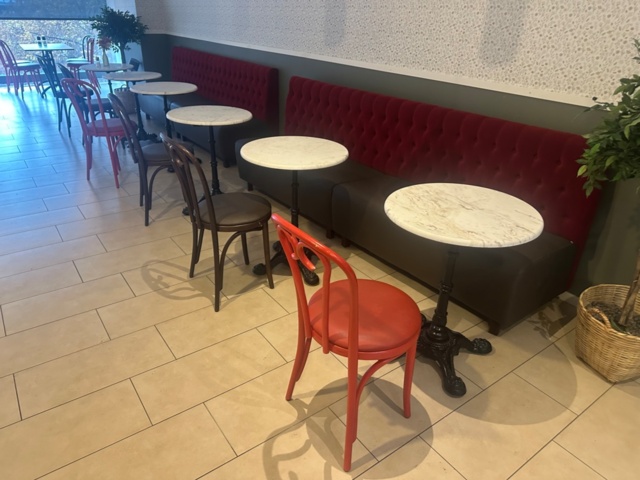 1442990-1 Parti med bord, soffor och stolar