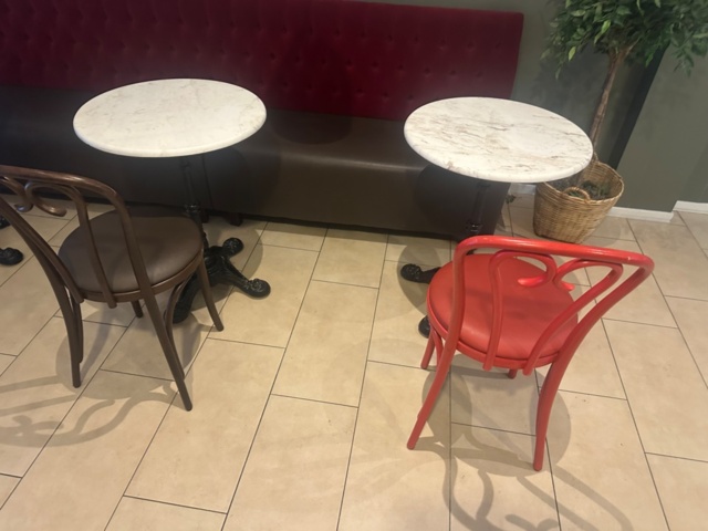 1442990-2 Parti med bord, soffor och stolar