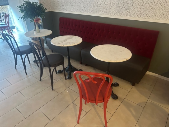 1442990-5 Parti med bord, soffor och stolar