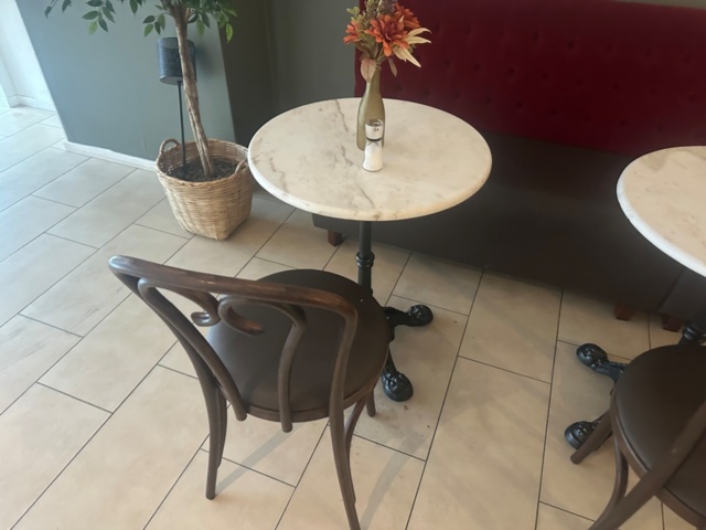 1442990-7 Parti med bord, soffor och stolar