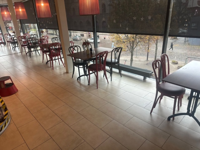 1442990-9 Parti med bord, soffor och stolar