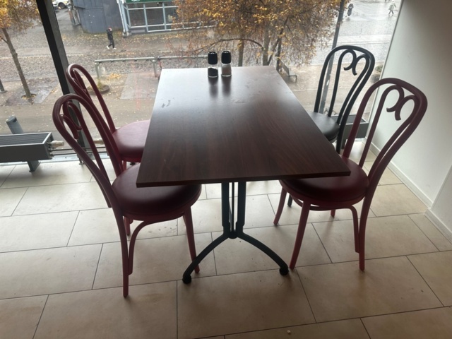 1442990-10 Parti med bord, soffor och stolar