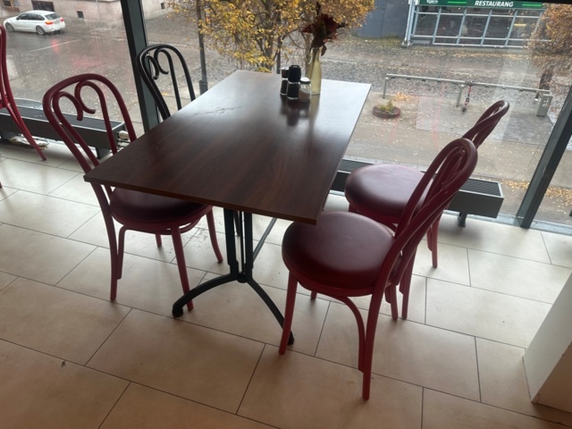 1442990-12 Parti med bord, soffor och stolar