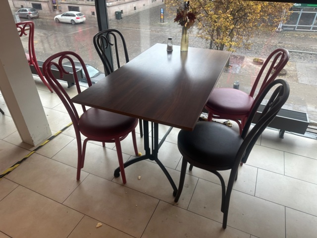 1442990-13 Parti med bord, soffor och stolar