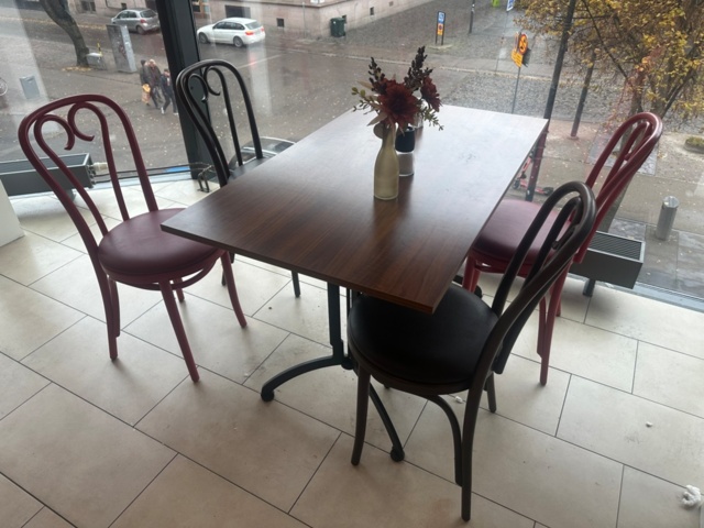 1442990-14 Parti med bord, soffor och stolar