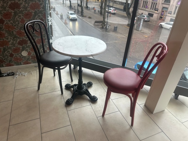 1442990-15 Parti med bord, soffor och stolar