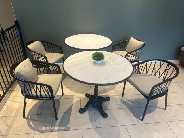 1442983-1 Möbler - Bord 2 st och stolar 4 st