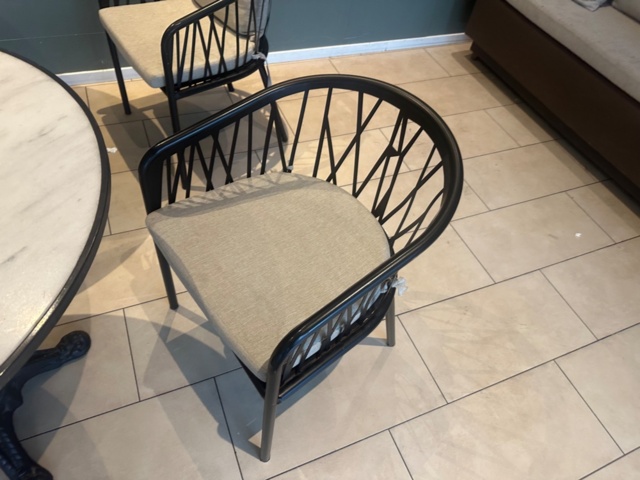 1442983-5 Möbler - Bord 2 st och stolar 4 st