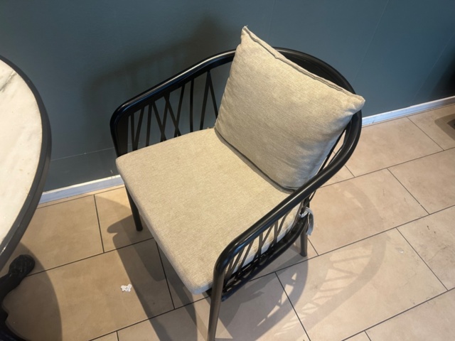 1442983-6 Möbler - Bord 2 st och stolar 4 st