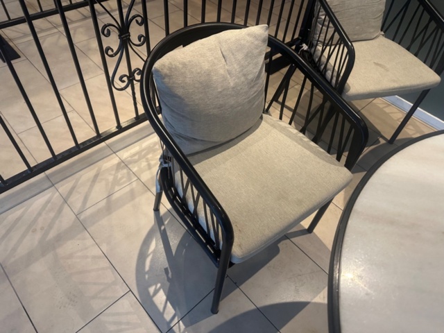 1442983-7 Möbler - Bord 2 st och stolar 4 st