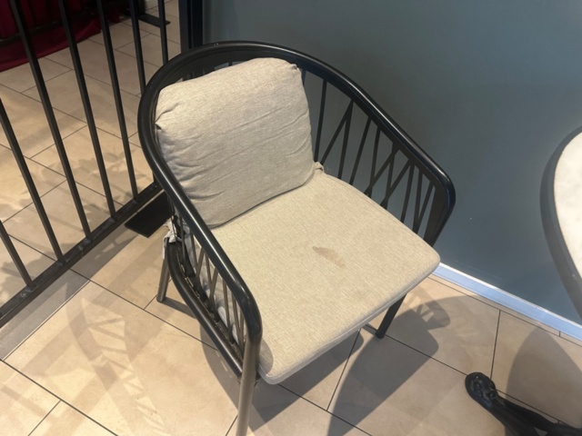 1442983-8 Möbler - Bord 2 st och stolar 4 st